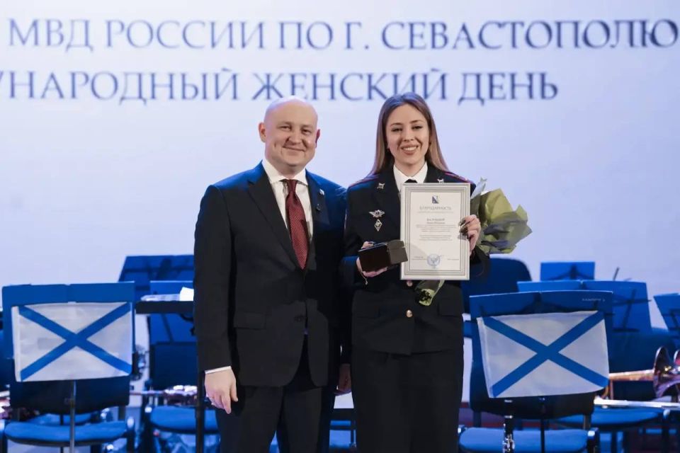 Михаил Развожаев: В преддверии 8 Марта поздравил женский коллектив Управления МВД России по городу Севастополю с наступающим праздником, вручил сотрудницам почётные грамоты и благодарности