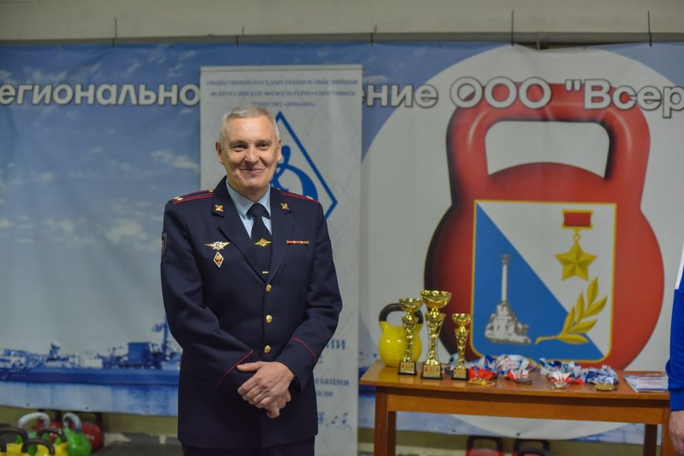 Начальник УМВД России по г.Севастополю генерал-майор полиции Сергей Сигунов вручил спортивные кубки командам-победительницам соревнований по гиревому спорту среди полицейских Начальник УМВД России по г.Севастополю генерал-майор полиции Сергей Сигунов вручил спортивные кубки командам-победительницам соревнований по гиревому спорту среди полицейских