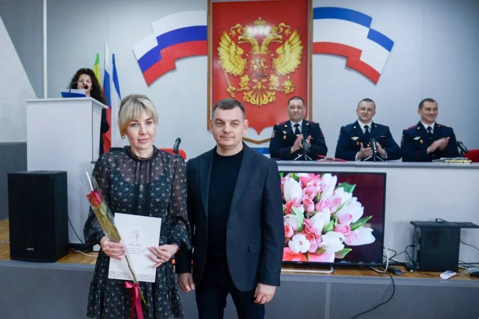 Заместитель главы администрации Сергей Колганов поздравил сотрудниц полиции с наступающим 8 Марта Заместитель главы администрации Сергей Колганов поздравил сотрудниц полиции с наступающим 8 Марта