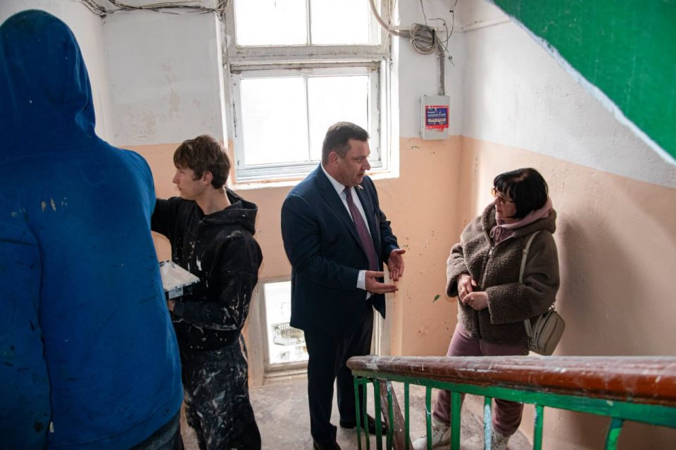 Юрий Нестеренко: Как и обещал ранее, помогаю с ремонтом подъездов в МКД, где ранее провели встречи с председателями и определили приоритеты Юрий Нестеренко: Как и обещал ранее, помогаю с ремонтом подъездов в МКД, где ранее провели встречи с председателями и определили приоритеты
