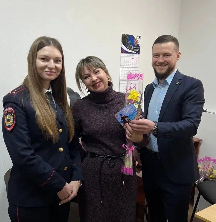 Предпраздничная атмосфера в рамках Всероссийской акции «8 Марта в каждый дом» в Управлении по вопросам миграции МВД по Республике Крым Предпраздничная атмосфера в рамках Всероссийской акции «8 Марта в каждый дом» в Управлении по вопросам миграции МВД по Республике Крым