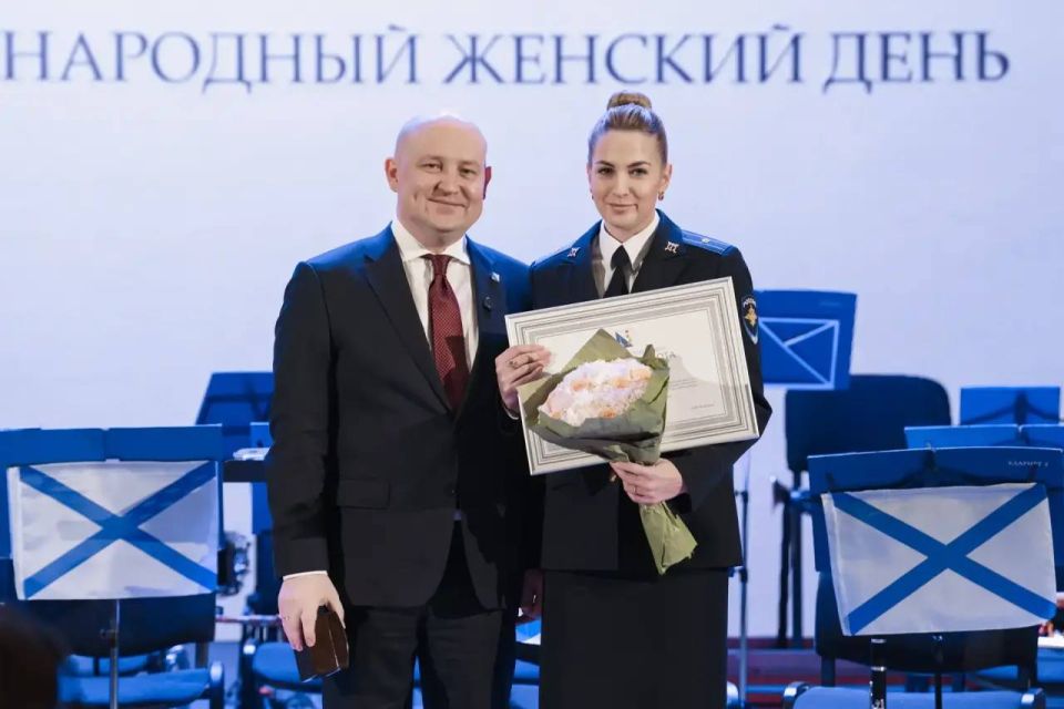 Михаил Развожаев: В преддверии 8 Марта поздравил женский коллектив Управления МВД России по городу Севастополю с наступающим праздником, вручил сотрудницам почётные грамоты и благодарности Михаил Развожаев: В преддверии 8 Марта поздравил женский коллектив Управления МВД России по городу Севастополю с наступающим праздником, вручил сотрудницам почётные грамоты и благодарности