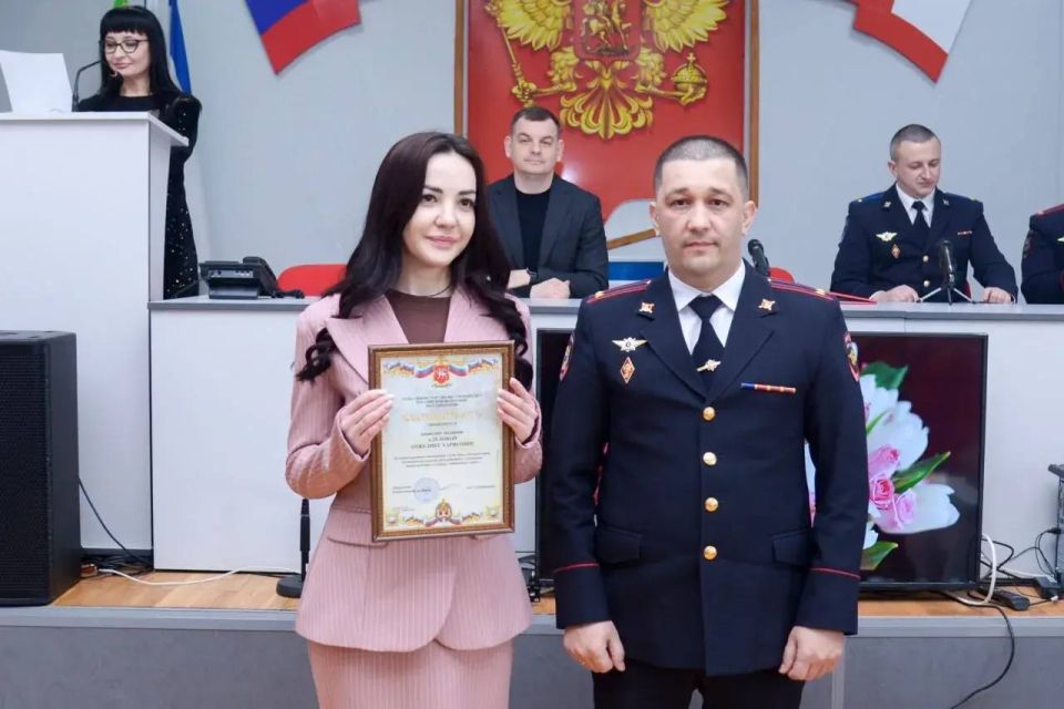 Заместитель главы администрации Сергей Колганов поздравил сотрудниц полиции с наступающим 8 Марта Заместитель главы администрации Сергей Колганов поздравил сотрудниц полиции с наступающим 8 Марта