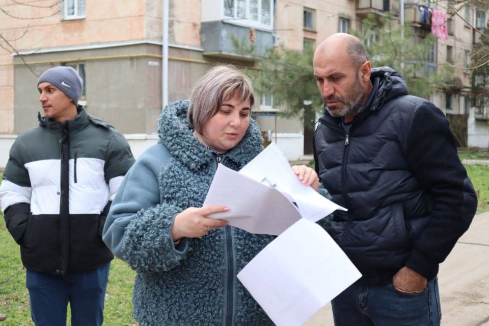 В пгт Вольное ведутся работы по благоустройству придомовых территорий многоквартирных домов В пгт Вольное ведутся работы по благоустройству придомовых территорий многоквартирных домов