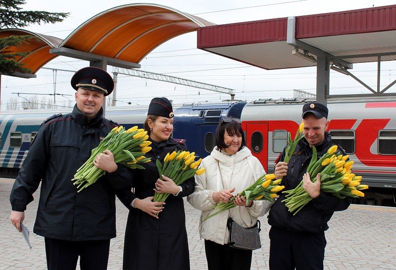 На железнодорожном вокзале Симферополя сотрудники транспортной полиции поздравили женщин с 8 Марта На железнодорожном вокзале Симферополя сотрудники транспортной полиции поздравили женщин с 8 Марта