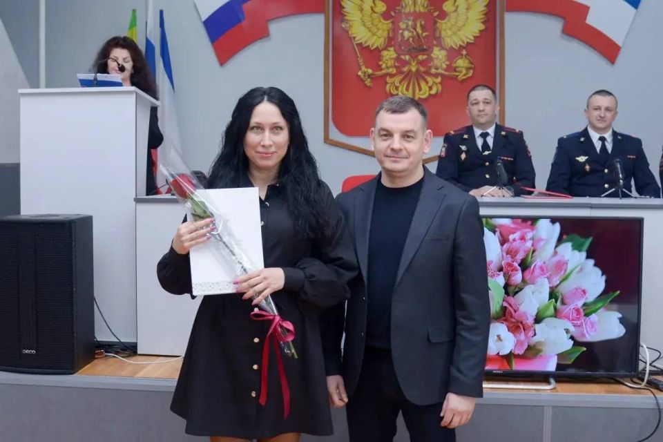 Заместитель главы администрации Сергей Колганов поздравил сотрудниц полиции с наступающим 8 Марта Заместитель главы администрации Сергей Колганов поздравил сотрудниц полиции с наступающим 8 Марта