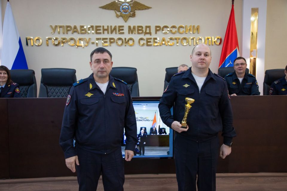 Начальник УМВД России по г.Севастополю генерал-майор полиции Сергей Сигунов вручил спортивные кубки командам-победительницам соревнований по гиревому спорту среди полицейских Начальник УМВД России по г.Севастополю генерал-майор полиции Сергей Сигунов вручил спортивные кубки командам-победительницам соревнований по гиревому спорту среди полицейских