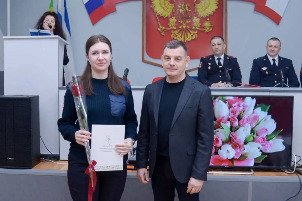 Заместитель главы администрации Сергей Колганов поздравил сотрудниц полиции с наступающим 8 Марта Заместитель главы администрации Сергей Колганов поздравил сотрудниц полиции с наступающим 8 Марта