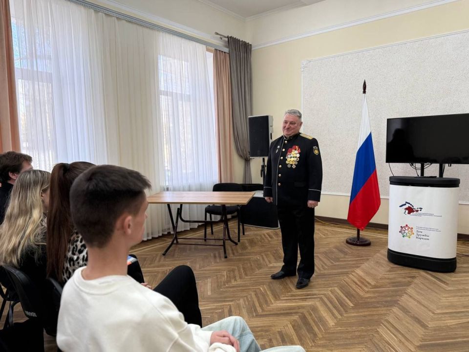 Участник кадровой программы «Герои Крыма» Константин Петров совместно с первым заместителем председателя Госкомнаца Крыма Верой Паутовой посетил ГБУ РК «Дом дружбы народов» Участник кадровой программы «Герои Крыма» Константин Петров совместно с первым заместителем председателя Госкомнаца Крыма Верой Паутовой посетил ГБУ РК «Дом дружбы народов»