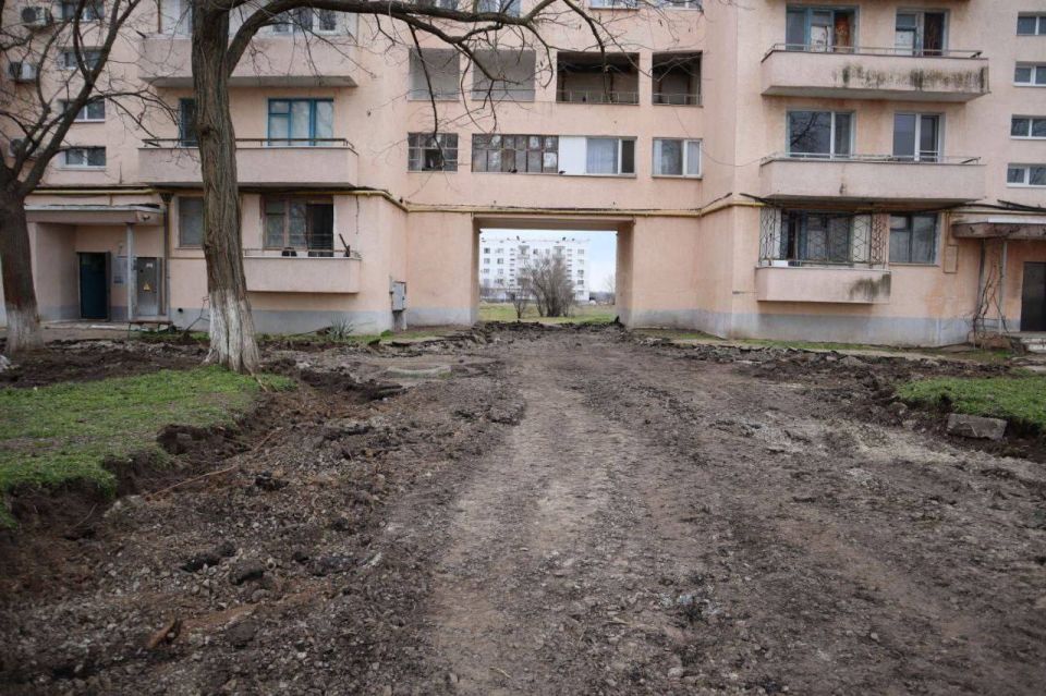 В пгт Вольное ведутся работы по благоустройству придомовых территорий многоквартирных домов В пгт Вольное ведутся работы по благоустройству придомовых территорий многоквартирных домов