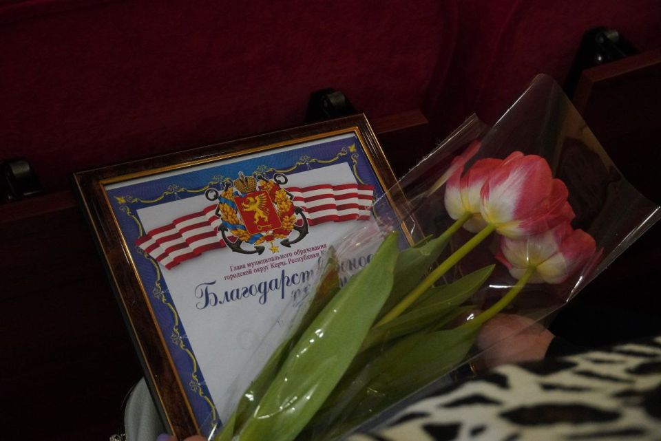 Глава муниципального образования Денис Колесник, глава администрации Керчи Олег Каторгин, депутат Государственного Совета РК Олег Кришталь поздравили представительниц прекрасного пола с наступающим праздником — Международным... Глава муниципального образования Денис Колесник, глава администрации Керчи Олег Каторгин, депутат Государственного Совета РК Олег Кришталь поздравили представительниц прекрасного пола с наступающим праздником — Международным...