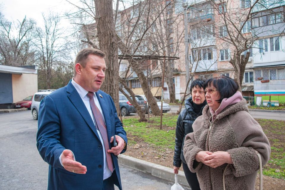 Юрий Нестеренко: Как и обещал ранее, помогаю с ремонтом подъездов в МКД, где ранее провели встречи с председателями и определили приоритеты Юрий Нестеренко: Как и обещал ранее, помогаю с ремонтом подъездов в МКД, где ранее провели встречи с председателями и определили приоритеты
