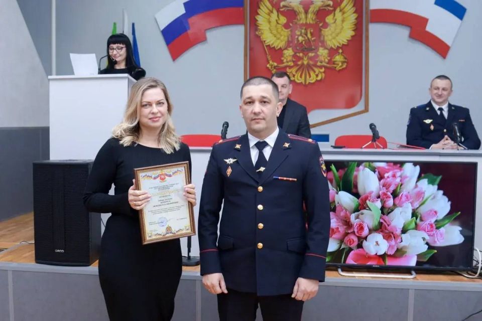 Заместитель главы администрации Сергей Колганов поздравил сотрудниц полиции с наступающим 8 Марта Заместитель главы администрации Сергей Колганов поздравил сотрудниц полиции с наступающим 8 Марта