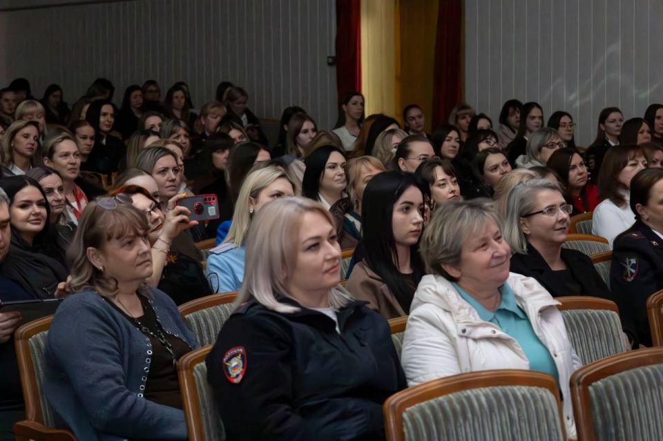 В МВД по Республике Крым состоялся праздничный концерт для милых дам, посвященный Международному женскому дню В МВД по Республике Крым состоялся праздничный концерт для милых дам, посвященный Международному женскому дню