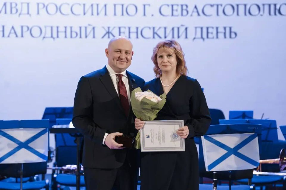 Михаил Развожаев: В преддверии 8 Марта поздравил женский коллектив Управления МВД России по городу Севастополю с наступающим праздником, вручил сотрудницам почётные грамоты и благодарности Михаил Развожаев: В преддверии 8 Марта поздравил женский коллектив Управления МВД России по городу Севастополю с наступающим праздником, вручил сотрудницам почётные грамоты и благодарности
