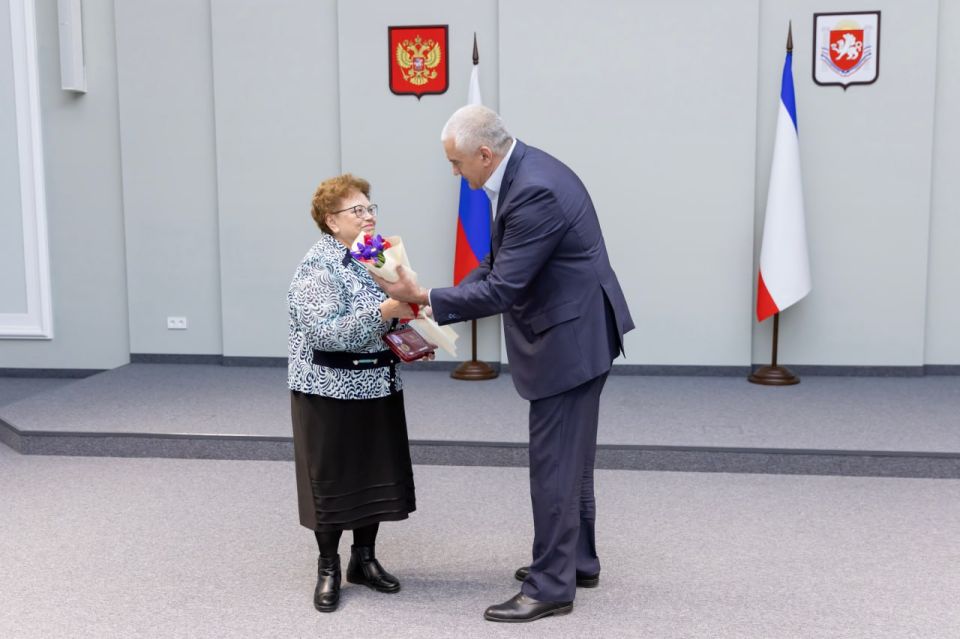 Аксёнов наградил женщин, которые трудятся на благо Крыма, в преддверии праздника Аксёнов наградил женщин, которые трудятся на благо Крыма, в преддверии праздника