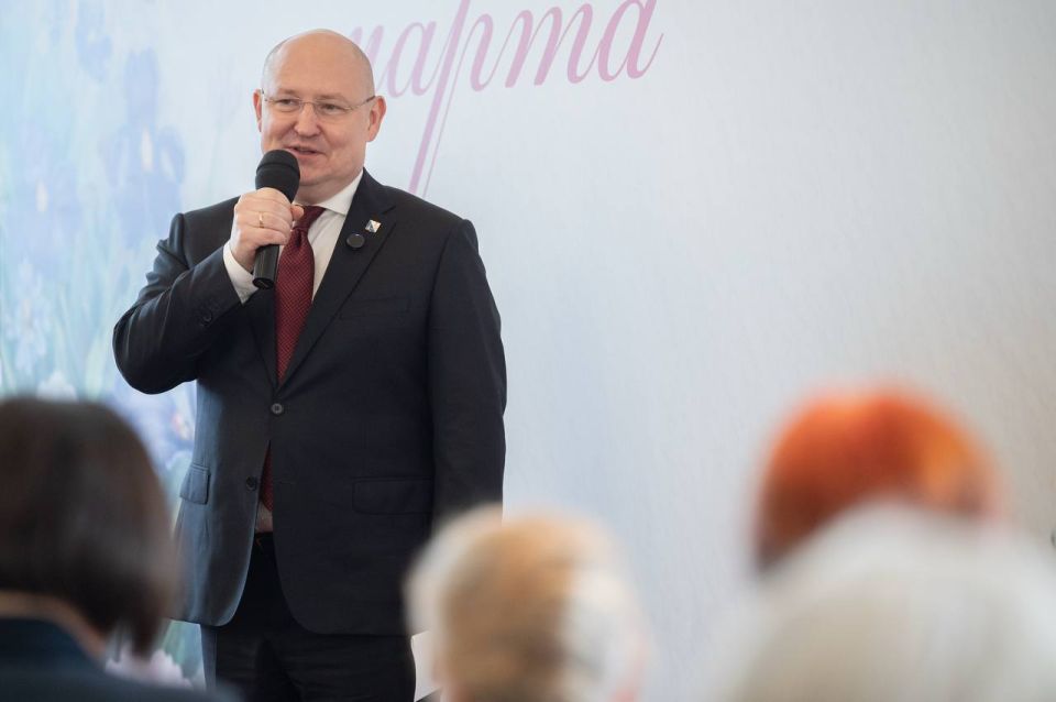 Михаил Развожаев: В театре имени А.В. Луначарского в преддверии Международного женского дня вручил государственные награды, благодарности и благодарственные письма жительницам Севастополя