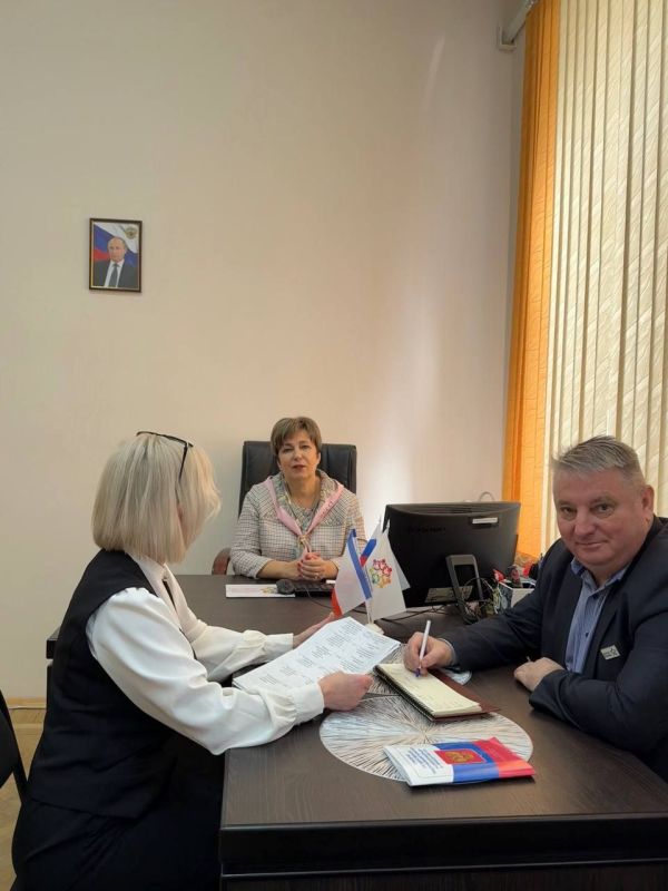 Участник кадровой программы «Герои Крыма» Константин Петров совместно с первым заместителем председателя Госкомнаца Крыма Верой Паутовой посетил ГБУ РК «Дом дружбы народов» Участник кадровой программы «Герои Крыма» Константин Петров совместно с первым заместителем председателя Госкомнаца Крыма Верой Паутовой посетил ГБУ РК «Дом дружбы народов»