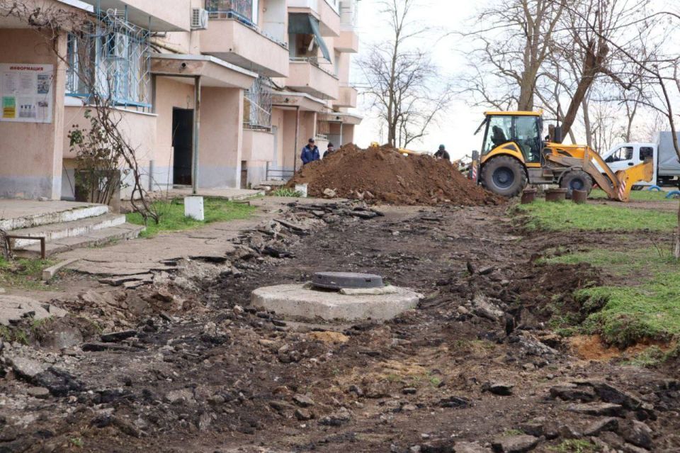 В пгт Вольное ведутся работы по благоустройству придомовых территорий многоквартирных домов В пгт Вольное ведутся работы по благоустройству придомовых территорий многоквартирных домов