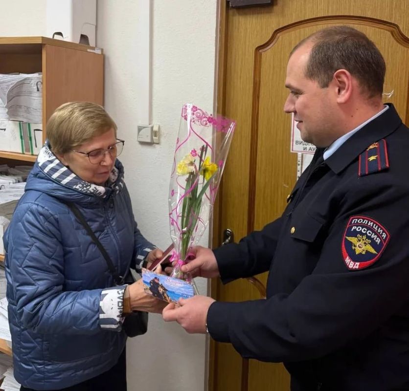 Предпраздничная атмосфера в рамках Всероссийской акции «8 Марта в каждый дом» в Управлении по вопросам миграции МВД по Республике Крым Предпраздничная атмосфера в рамках Всероссийской акции «8 Марта в каждый дом» в Управлении по вопросам миграции МВД по Республике Крым