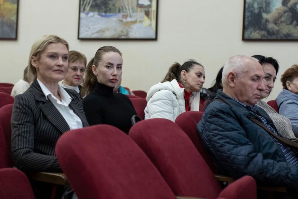 Михаил Афанасьев: Продолжаем проводить встречи с председателями советов многоквартирных домов Симферополя Михаил Афанасьев: Продолжаем проводить встречи с председателями советов многоквартирных домов Симферополя