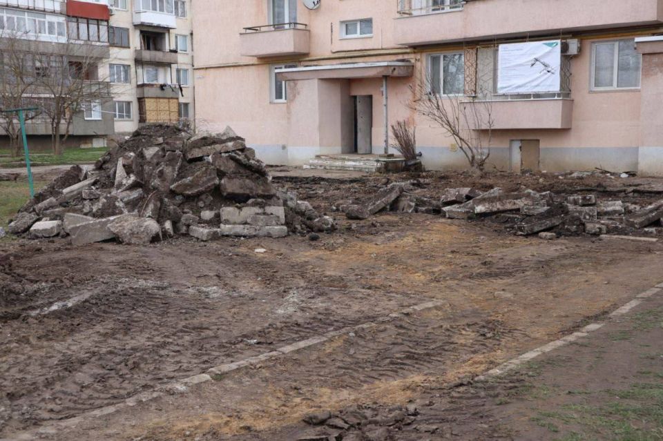 В пгт Вольное ведутся работы по благоустройству придомовых территорий многоквартирных домов В пгт Вольное ведутся работы по благоустройству придомовых территорий многоквартирных домов