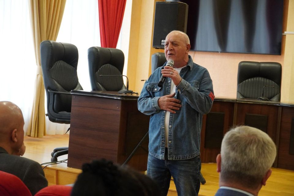 Глава муниципального образования Денис Колесник, глава администрации Керчи Олег Каторгин, депутат Государственного Совета РК Олег Кришталь поздравили представительниц прекрасного пола с наступающим праздником — Международным... Глава муниципального образования Денис Колесник, глава администрации Керчи Олег Каторгин, депутат Государственного Совета РК Олег Кришталь поздравили представительниц прекрасного пола с наступающим праздником — Международным...