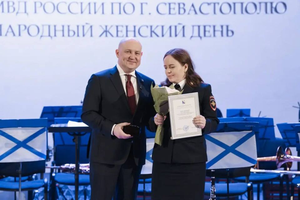 Михаил Развожаев: В преддверии 8 Марта поздравил женский коллектив Управления МВД России по городу Севастополю с наступающим праздником, вручил сотрудницам почётные грамоты и благодарности Михаил Развожаев: В преддверии 8 Марта поздравил женский коллектив Управления МВД России по городу Севастополю с наступающим праздником, вручил сотрудницам почётные грамоты и благодарности