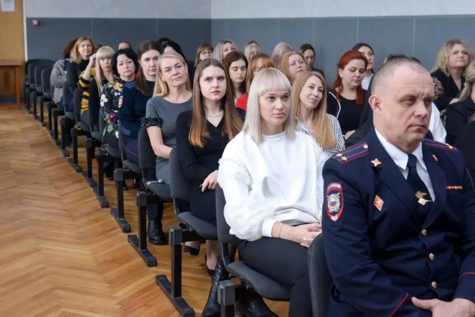 Заместитель главы администрации Сергей Колганов поздравил сотрудниц полиции с наступающим 8 Марта Заместитель главы администрации Сергей Колганов поздравил сотрудниц полиции с наступающим 8 Марта