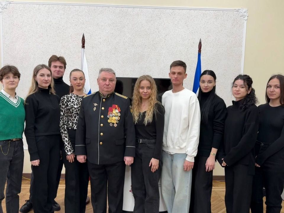 Участник кадровой программы «Герои Крыма» Константин Петров совместно с первым заместителем председателя Госкомнаца Крыма Верой Паутовой посетил ГБУ РК «Дом дружбы народов» Участник кадровой программы «Герои Крыма» Константин Петров совместно с первым заместителем председателя Госкомнаца Крыма Верой Паутовой посетил ГБУ РК «Дом дружбы народов»