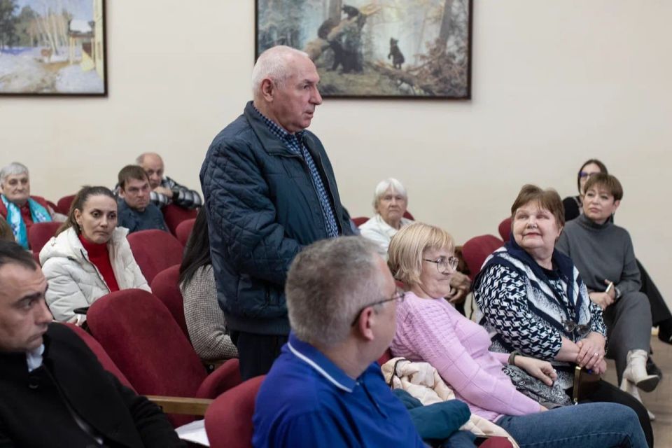 Михаил Афанасьев: Продолжаем проводить встречи с председателями советов многоквартирных домов Симферополя Михаил Афанасьев: Продолжаем проводить встречи с председателями советов многоквартирных домов Симферополя