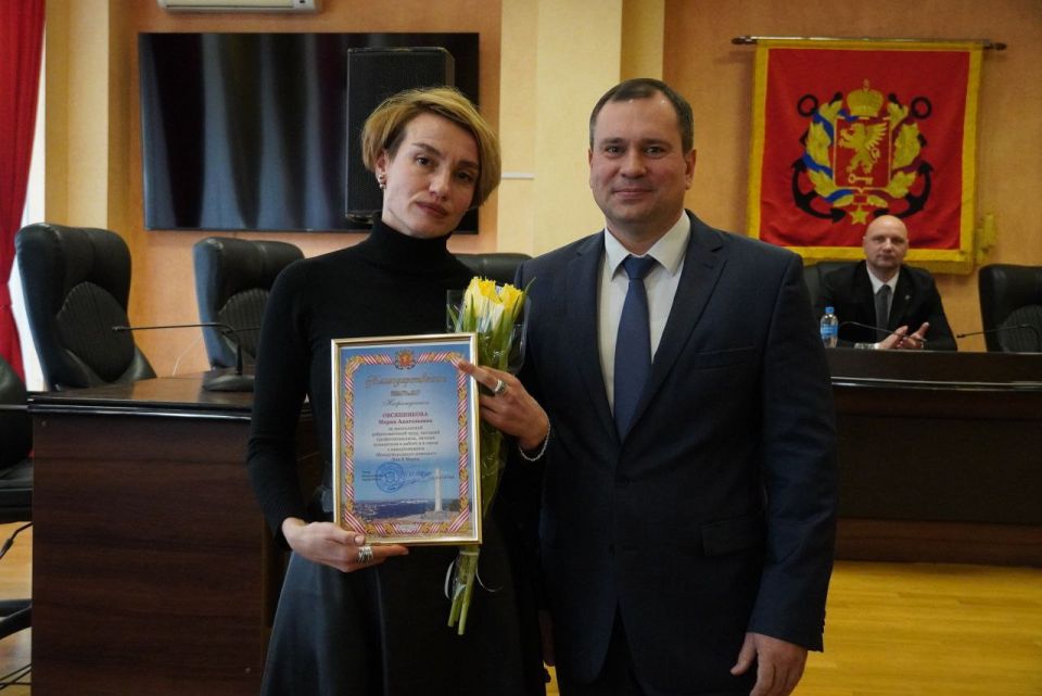 Глава муниципального образования Денис Колесник, глава администрации Керчи Олег Каторгин, депутат Государственного Совета РК Олег Кришталь поздравили представительниц прекрасного пола с наступающим праздником — Международным... Глава муниципального образования Денис Колесник, глава администрации Керчи Олег Каторгин, депутат Государственного Совета РК Олег Кришталь поздравили представительниц прекрасного пола с наступающим праздником — Международным...