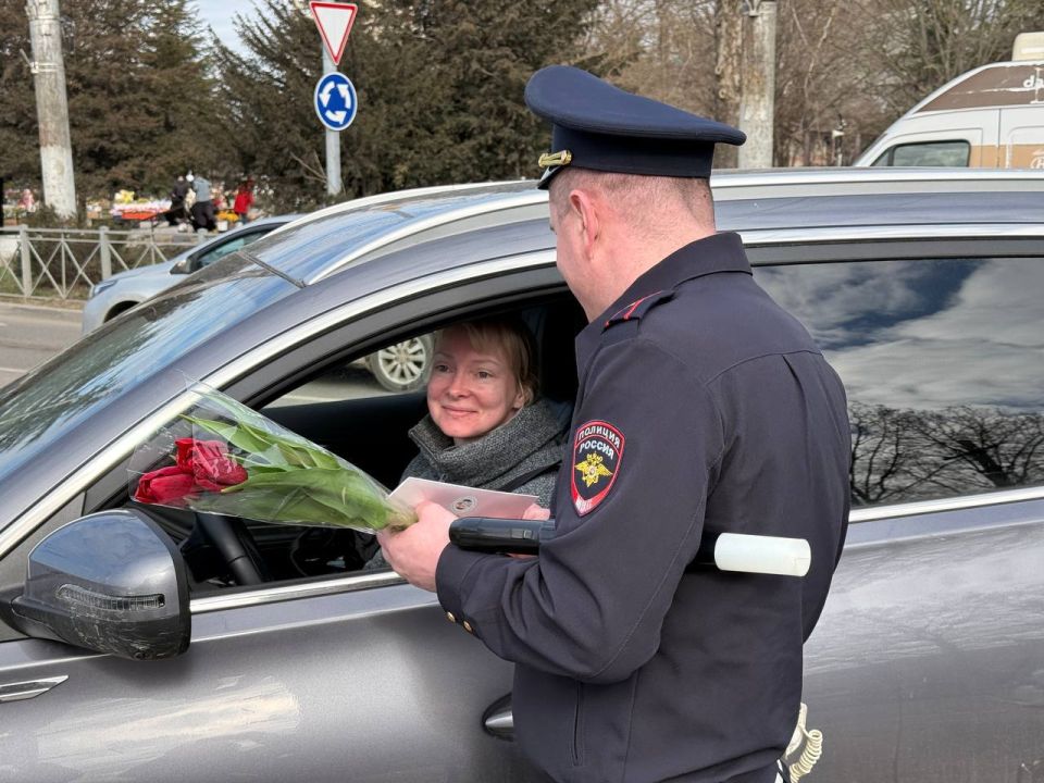 Госавтоинспекция Республики Крым поздравила женщин с Международным женским днём в рамках Всероссийской акции «Цветы для автоледи»