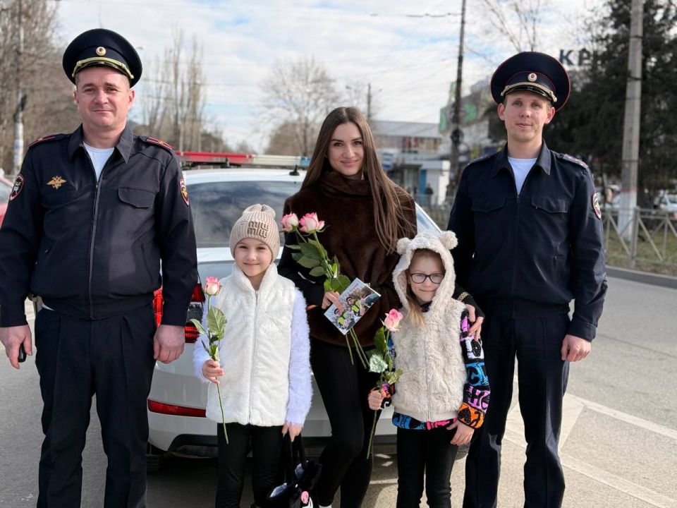 Госавтоинспекция Республики Крым поздравила женщин с Международным женским днём в рамках Всероссийской акции «Цветы для автоледи» Госавтоинспекция Республики Крым поздравила женщин с Международным женским днём в рамках Всероссийской акции «Цветы для автоледи»