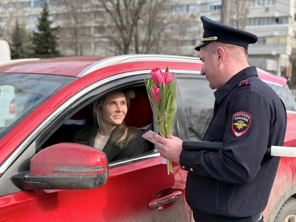 Госавтоинспекция Республики Крым поздравила женщин с Международным женским днём в рамках Всероссийской акции «Цветы для автоледи» Госавтоинспекция Республики Крым поздравила женщин с Международным женским днём в рамках Всероссийской акции «Цветы для автоледи»