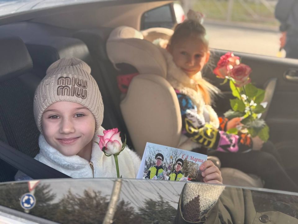 Госавтоинспекция Республики Крым поздравила женщин с Международным женским днём в рамках Всероссийской акции «Цветы для автоледи» Госавтоинспекция Республики Крым поздравила женщин с Международным женским днём в рамках Всероссийской акции «Цветы для автоледи»