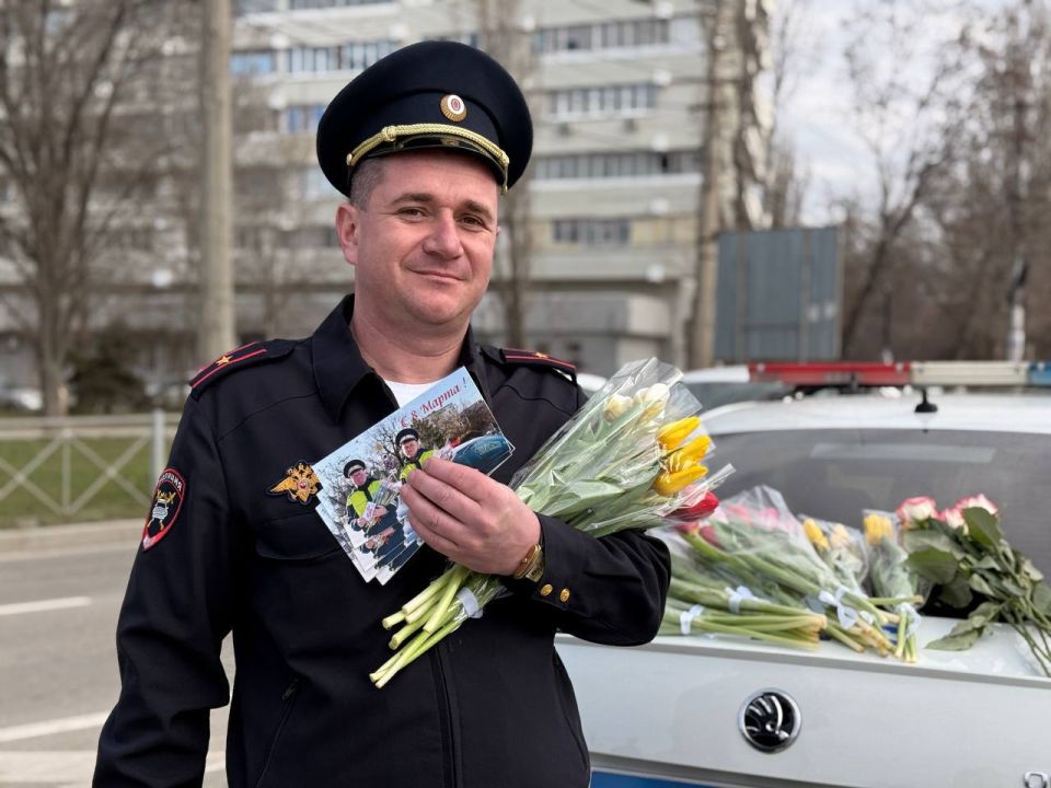 Госавтоинспекция Республики Крым поздравила женщин с Международным женским днём в рамках Всероссийской акции «Цветы для автоледи» Госавтоинспекция Республики Крым поздравила женщин с Международным женским днём в рамках Всероссийской акции «Цветы для автоледи»