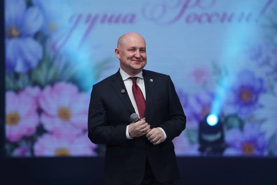 Михаил Развожаев: Накануне на городском торжественном собрании поздравил наших женщин с наступающим праздником — Международным женским днем