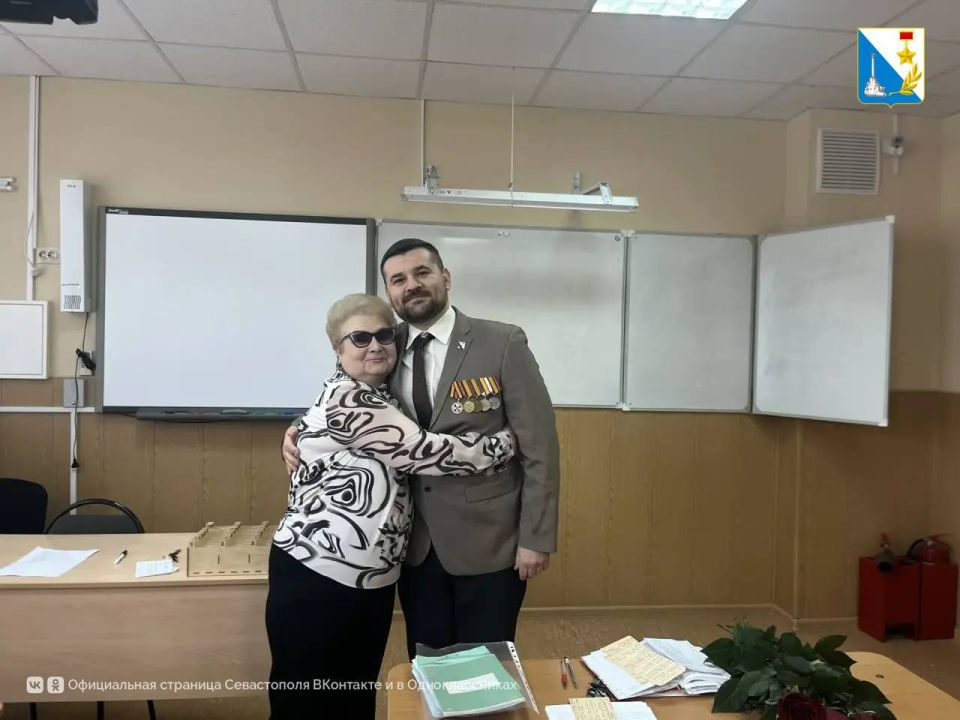 Своего учителя Наталью Николаевну Чидикову с наступающим 8 марта поздравил ветеран спецоперации Своего учителя Наталью Николаевну Чидикову с наступающим 8 марта поздравил ветеран спецоперации