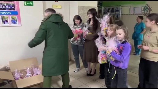 В Амурской области офицеры военных следственных органов поздравили воспитанниц подшефного детского дома с 8 Марта