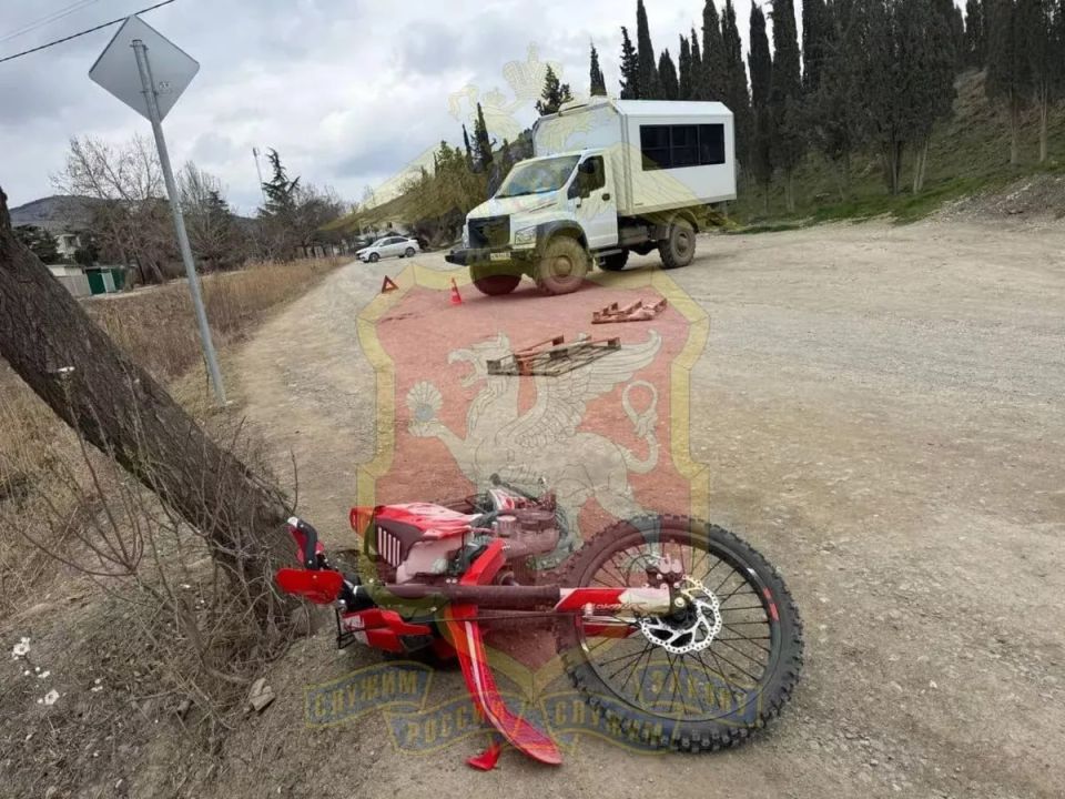 Грузовик сбил двух подростков на питбайке под Судаком