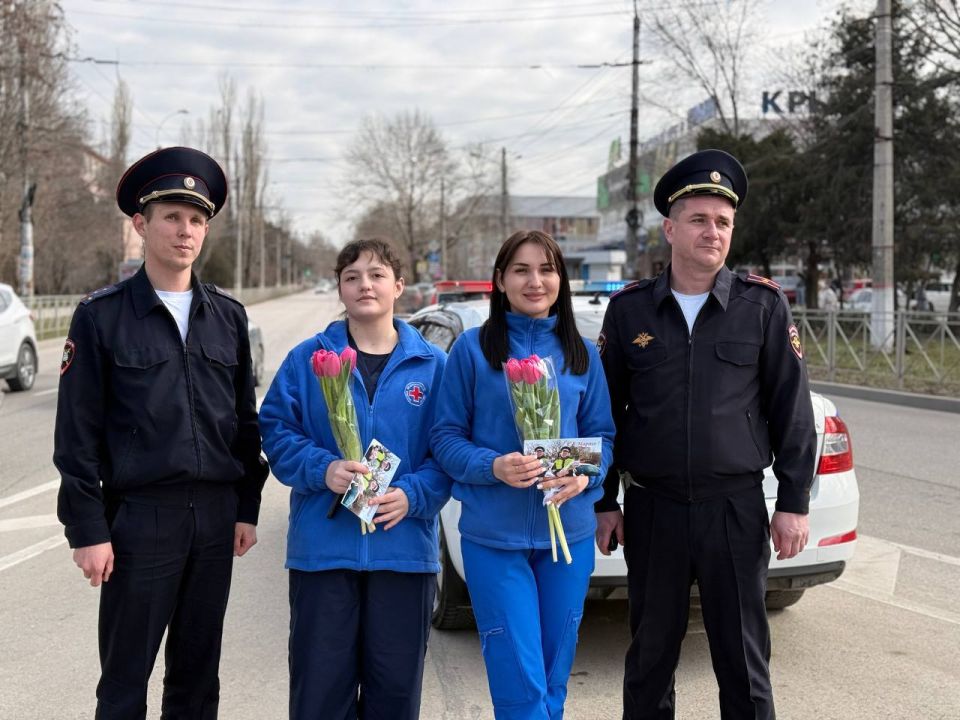 Госавтоинспекция Республики Крым поздравила женщин с Международным женским днём в рамках Всероссийской акции «Цветы для автоледи» Госавтоинспекция Республики Крым поздравила женщин с Международным женским днём в рамках Всероссийской акции «Цветы для автоледи»