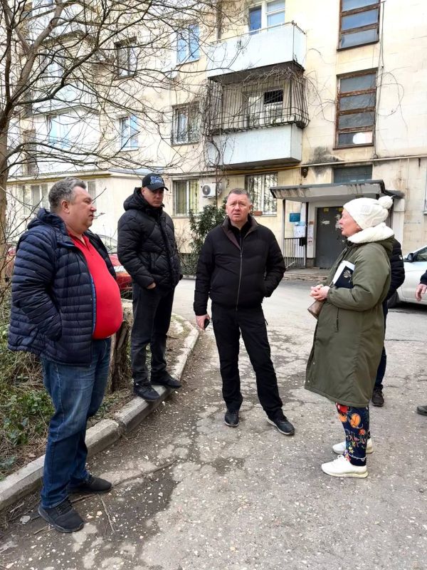 Михаил Афанасьев: Субботнее утро начали с коллегами с обхода городских территорий Михаил Афанасьев: Субботнее утро начали с коллегами с обхода городских территорий