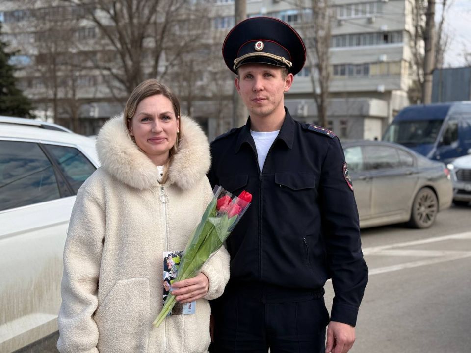 Госавтоинспекция Республики Крым поздравила женщин с Международным женским днём в рамках Всероссийской акции «Цветы для автоледи» Госавтоинспекция Республики Крым поздравила женщин с Международным женским днём в рамках Всероссийской акции «Цветы для автоледи»