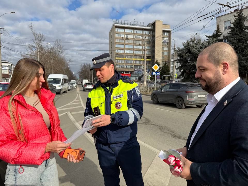 8 марта сотрудники Госавтоинспекции и представители органов местного самоуправления г. Симферополя провели акцию «Внимание! Разыскивается самая прекрасная автоледи»