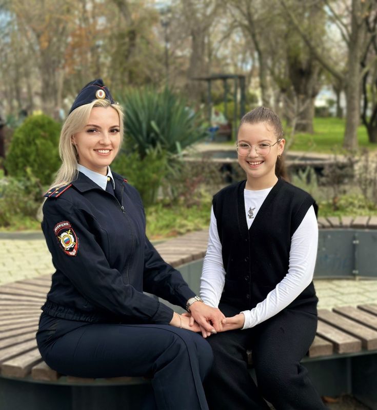 Старший инспектор оперативной группы ОМВД России по г.Феодосии, старший лейтенант полиции Екатерина Тихенькая в Международный женский день присоединяется к Всероссийской информационной кампании #ЭтоВсеОна