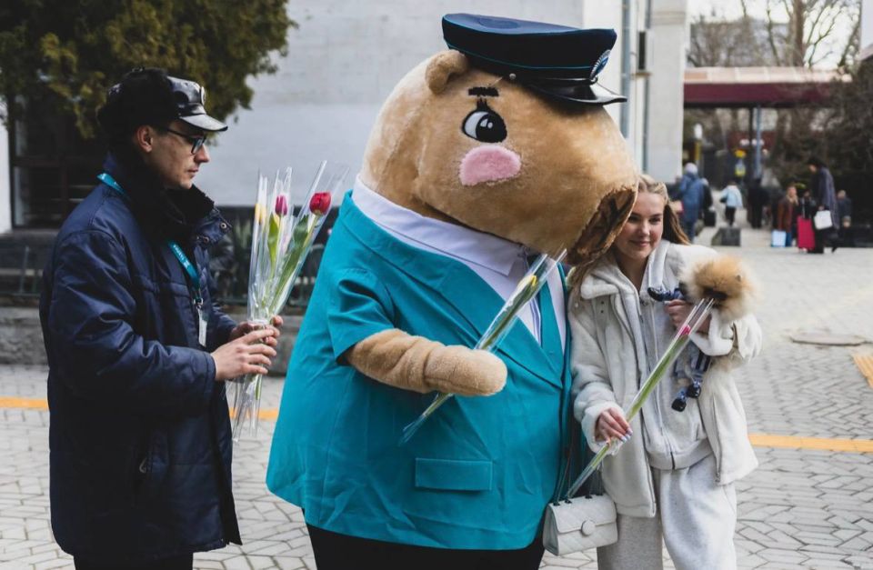 Сегодня мы дарили праздник нашим гостям! В Крыму в рамках Года гостеприимства стартовала акция «Цветочная встреча» Сегодня мы дарили праздник нашим гостям! В Крыму в рамках Года гостеприимства стартовала акция «Цветочная встреча»