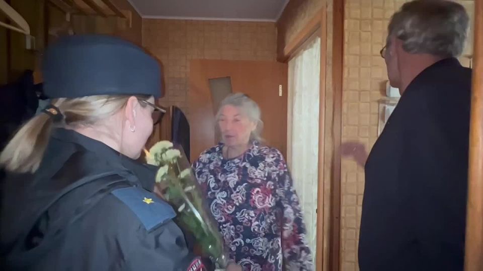 В Керчи провели традиционную праздничную акцию «8 Марта — в каждый дом»