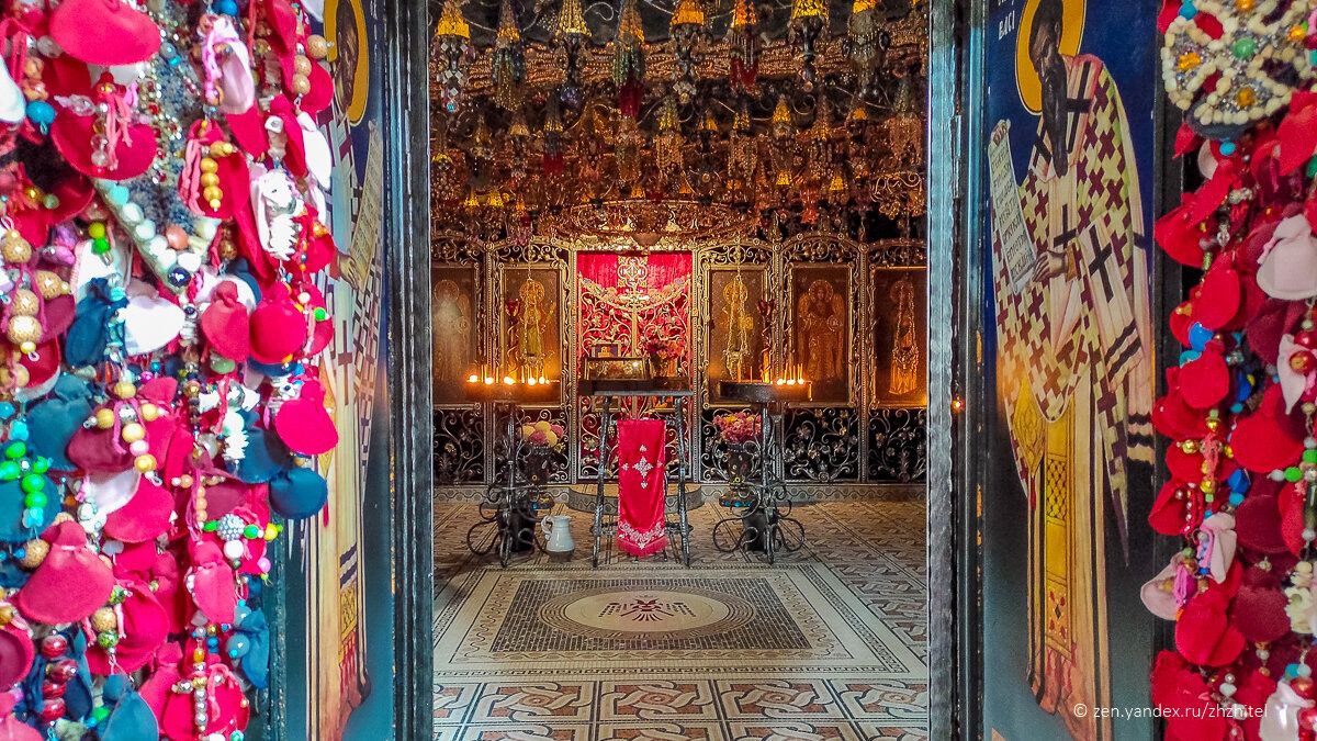 «Бисерный храм», также известен как скит Анастасии Узорешительницы, почитаемой за ее служение и облегчение страданий узникам, заключенным в темницах за веру Христову, — возрождённый скит Бахчисарайского Свято-Успенского... «Бисерный храм», также известен как скит Анастасии Узорешительницы, почитаемой за ее служение и облегчение страданий узникам, заключенным в темницах за веру Христову, — возрождённый скит Бахчисарайского Свято-Успенского...