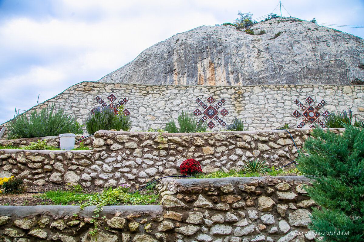 «Бисерный храм», также известен как скит Анастасии Узорешительницы, почитаемой за ее служение и облегчение страданий узникам, заключенным в темницах за веру Христову, — возрождённый скит Бахчисарайского Свято-Успенского...